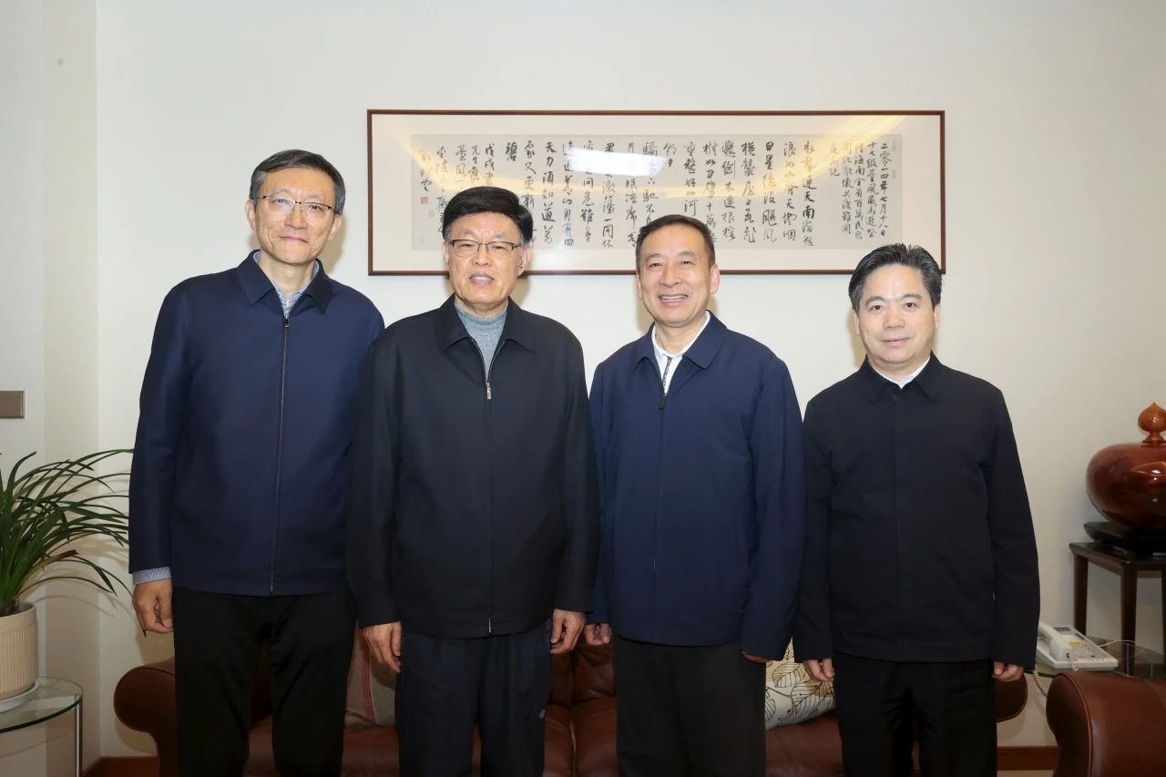 省人大常委會(huì)領(lǐng)導(dǎo)看望慰問(wèn)老領(lǐng)導(dǎo)老同志