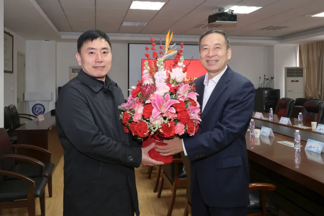 省人大常委會(huì)領(lǐng)導(dǎo)看望慰問(wèn)院士專家